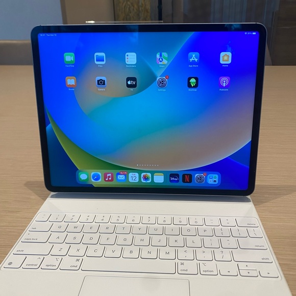 iPad 6 12inbrand new 512gb comes with keyboard Smart Case and two smart pencils